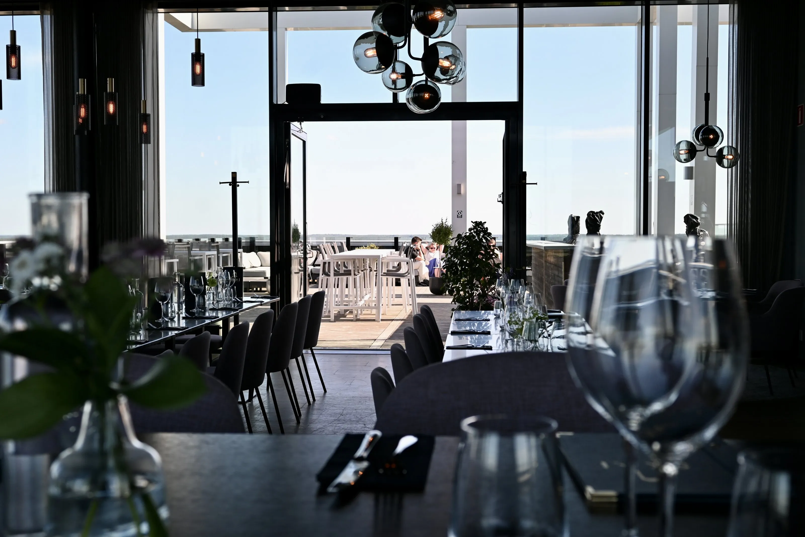 Dukade bord på våning 19 hos Restaurang SKAI, med utsikt över Växjö